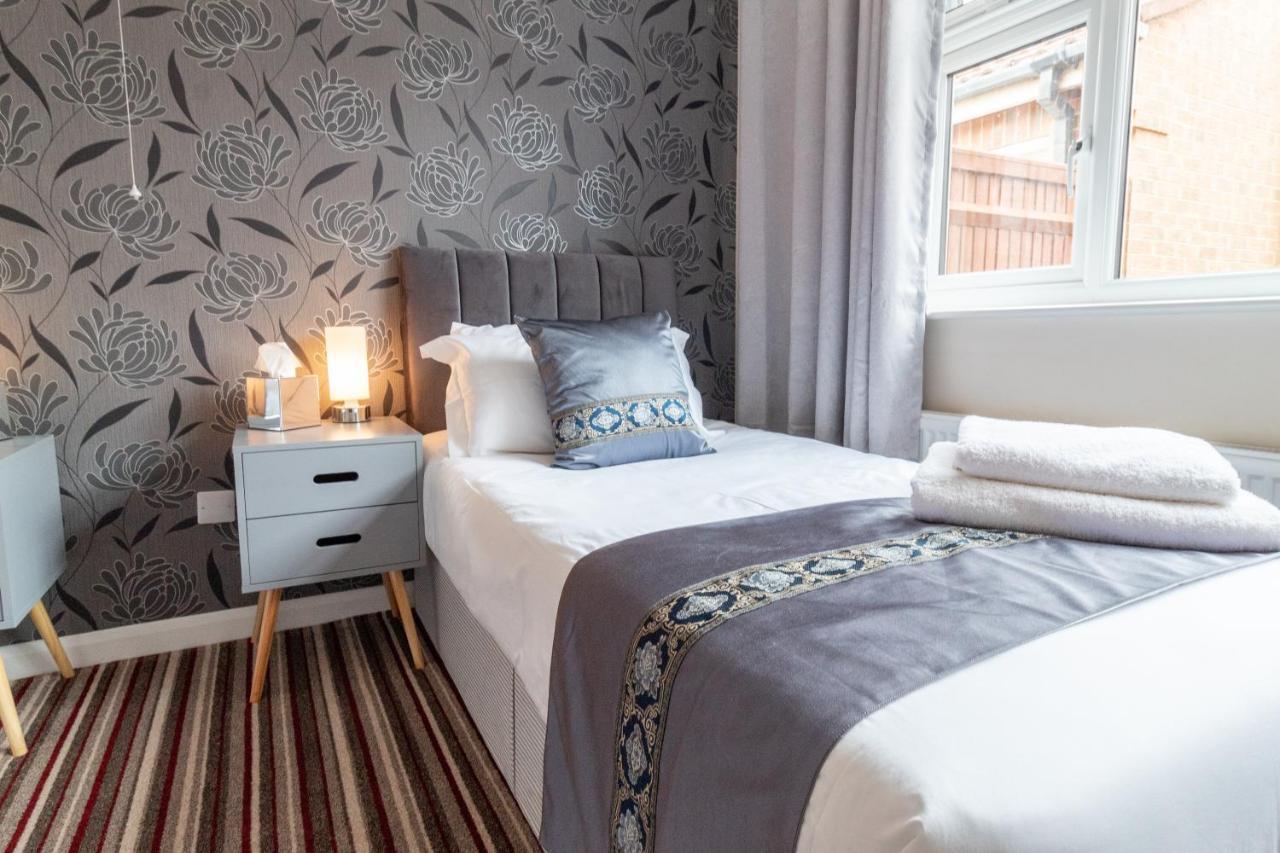 Cedar Drive, - 1 To 4 - Self Catering Holiday home